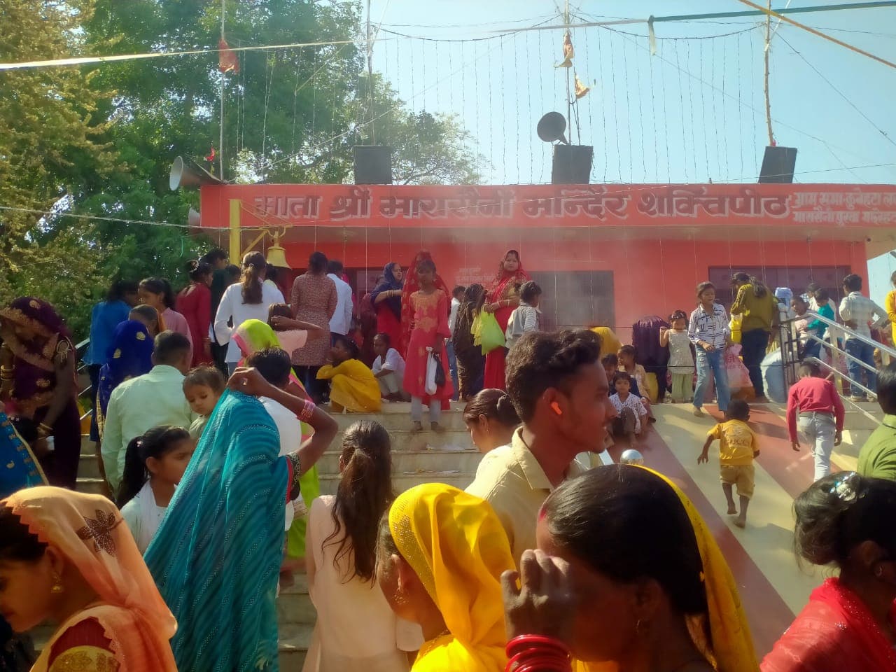 प्रथम नवरात्रि पर मंदिरों में उमड़ी श्रद्धालुओं की भीड़